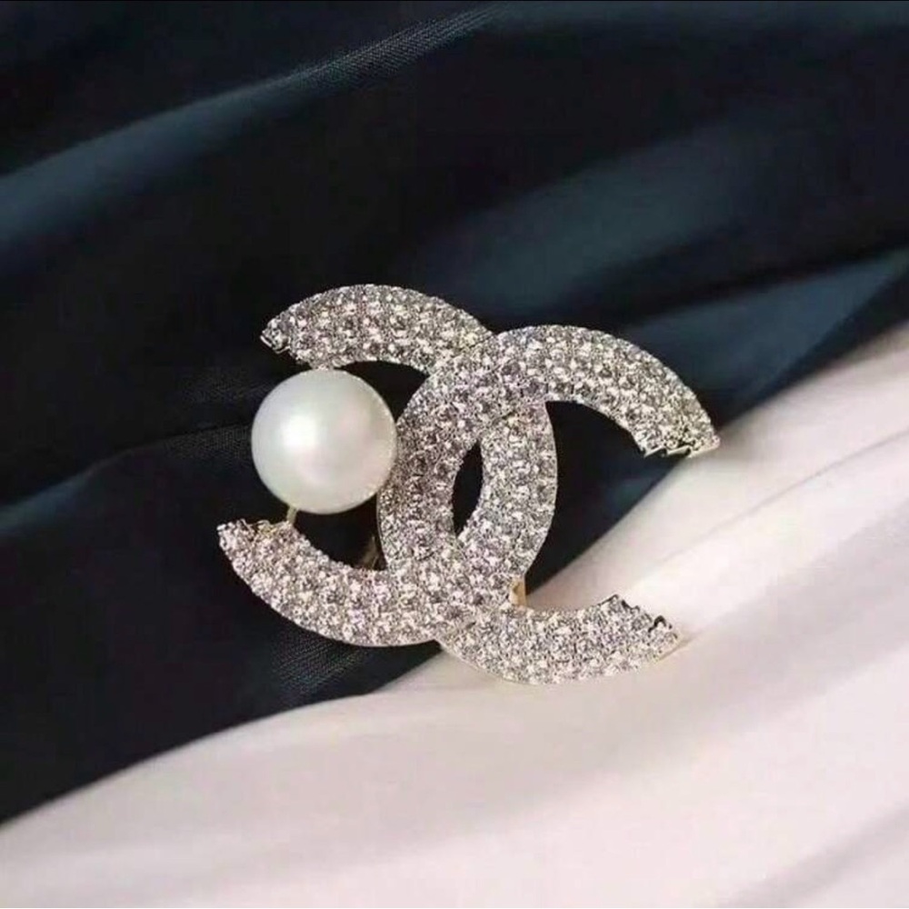 NWT Elegant High-End Double C Pearl Diamond Gold Brooch
With pearl Accent